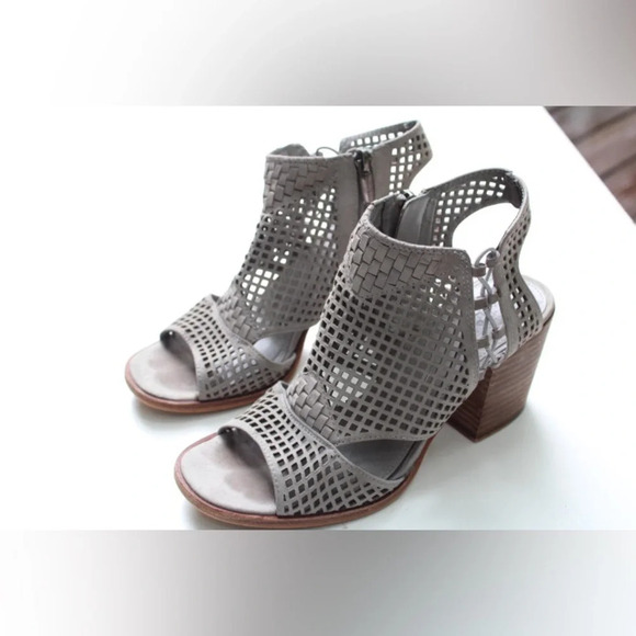 Vince Camuto sandals - Picture 1 of 10